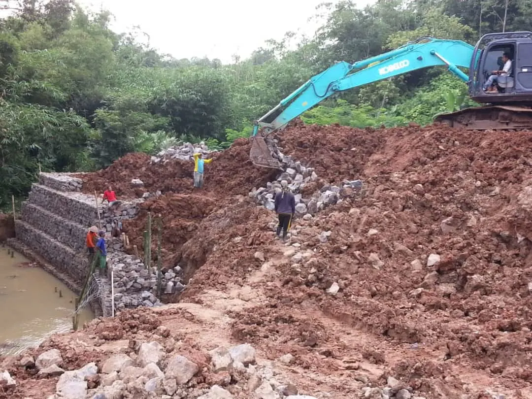 Pembangunan dinding sungai