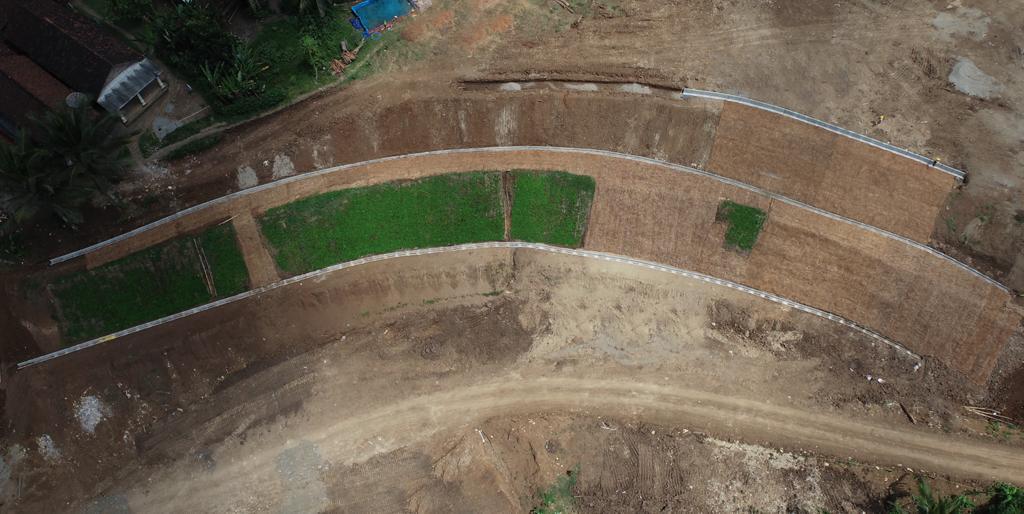 Pembangunan Sloop dan Vegetasi Akses Jalan Bendungan Bagong